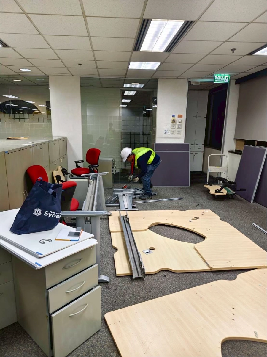 ผลงานการรื้อถอดขนย้ายประกอบติดตั้งเฟอร์นิเจอร์โต๊ะทำงาน